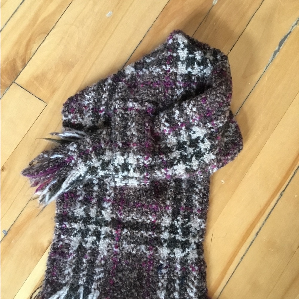 Women’s Irish plaid scarf with self loop
